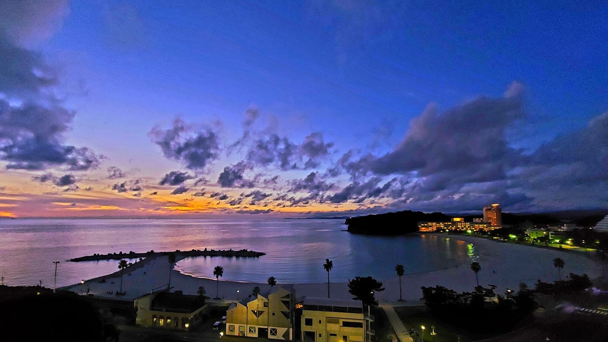 ホテルから見るブルーアワー