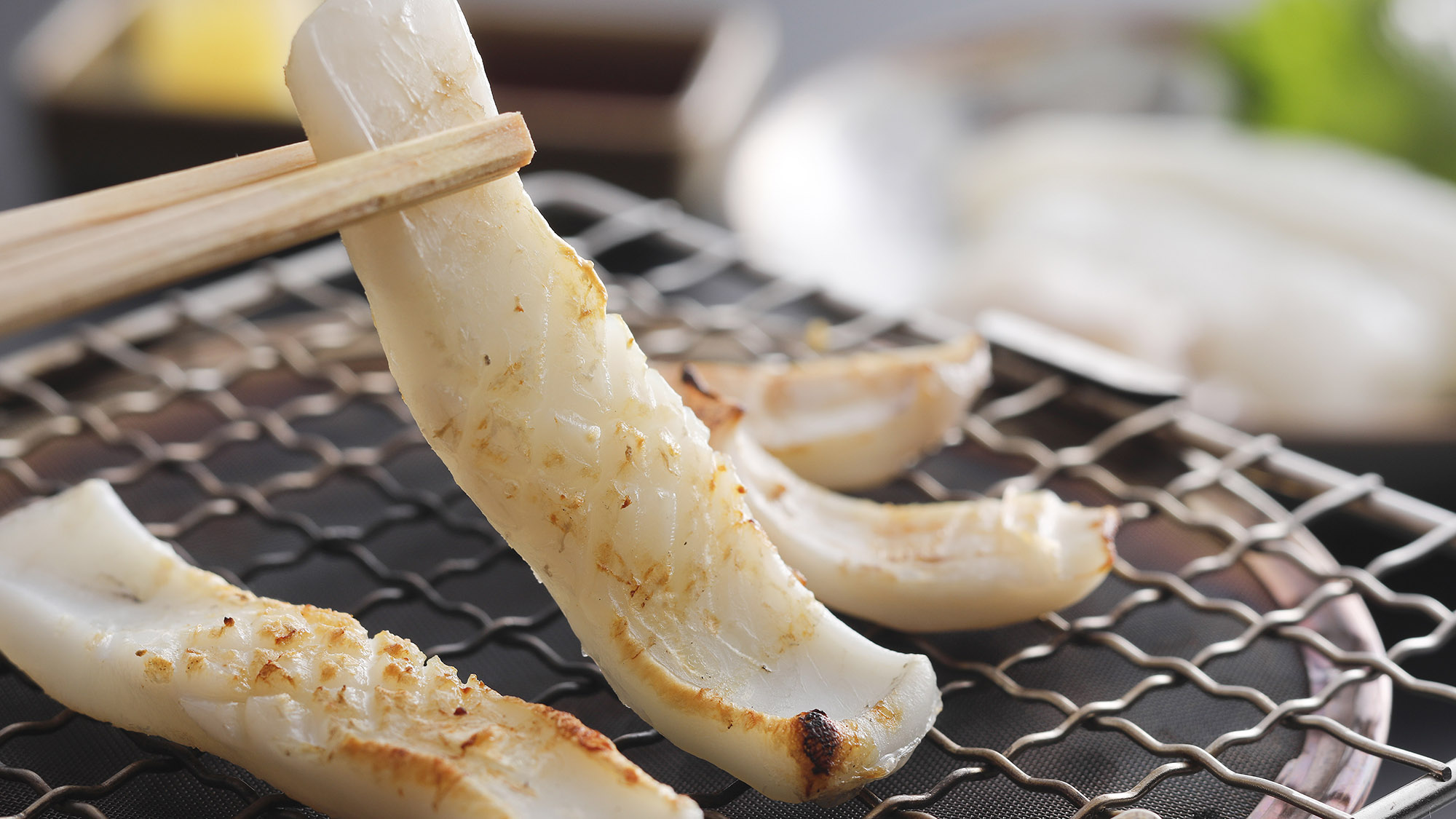 ・白イカの直火焼き。香ばしい風味とモッチリした食感がたまりません