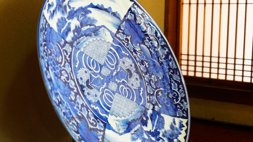 ・美しい絵付けが施された有田焼のお皿