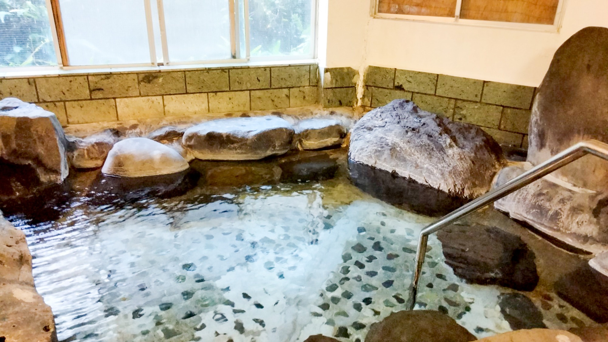 ・【温泉/女湯】神経痛や疲労回復、「美人風呂」といわれるほど美肌に効能がございます