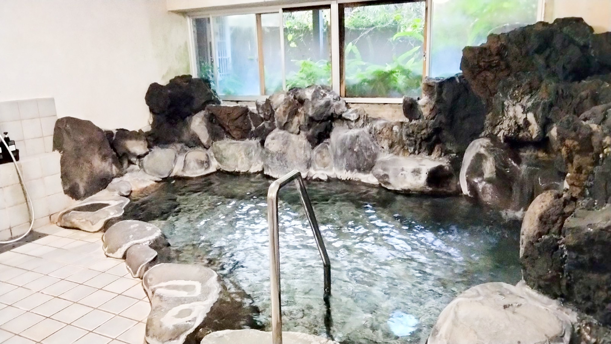 ・【温泉/男湯】玄武岩より湧き出した温泉を内湯でも豪華な岩風呂でお楽しみいただけます