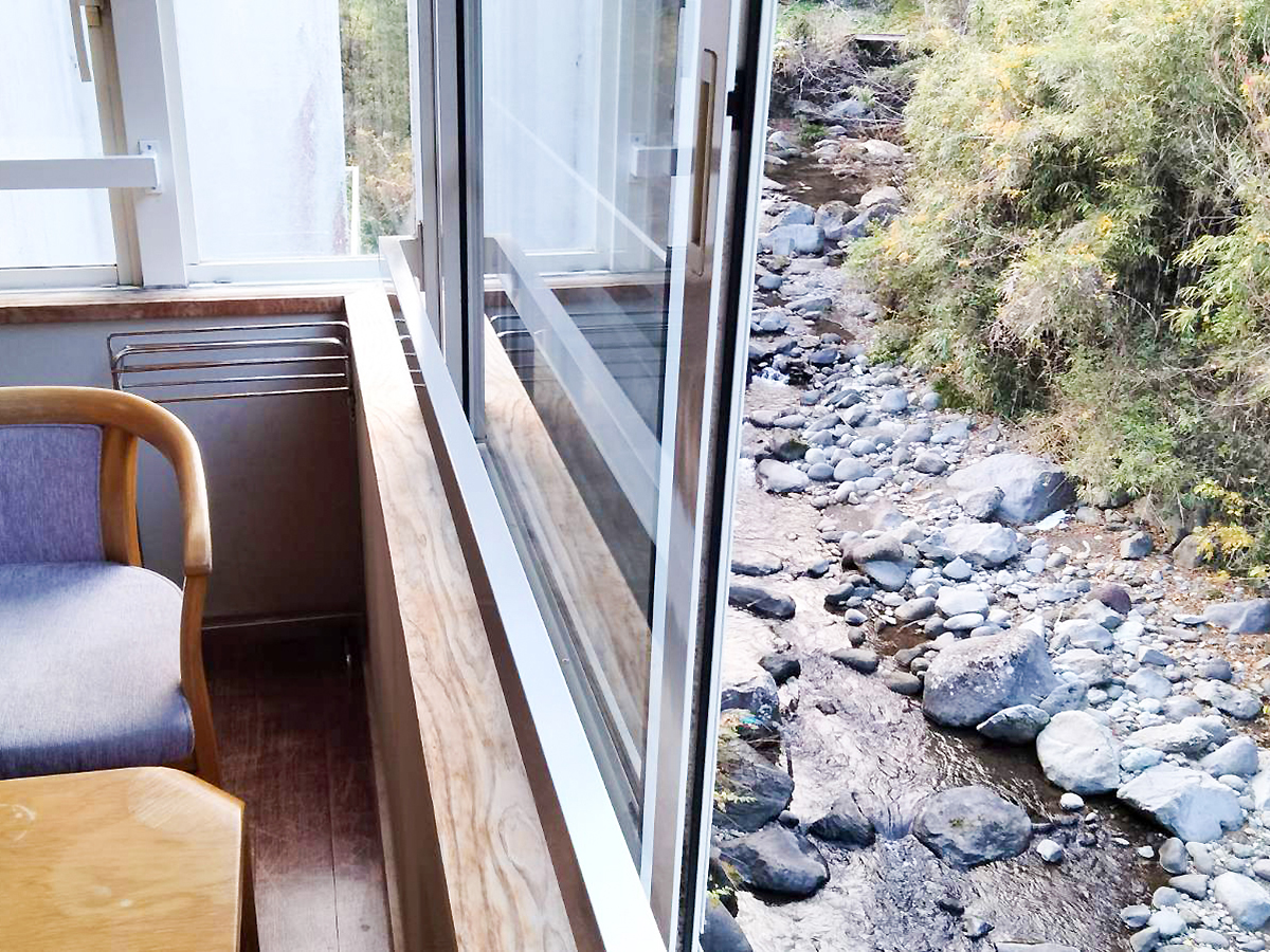 ・【客室】渓流に面した2階のお部屋からは自然の眺めをお楽しみください