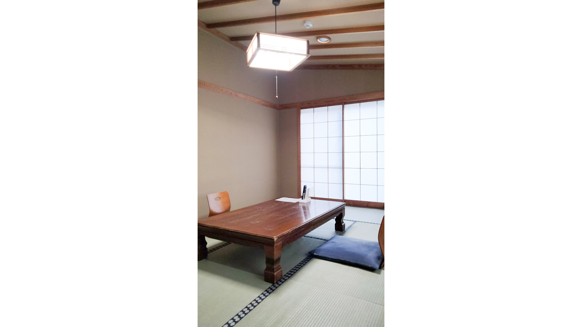 ・【客室】大きな窓から自然光が差し込む明るいお部屋。全客室に温泉給湯がございます