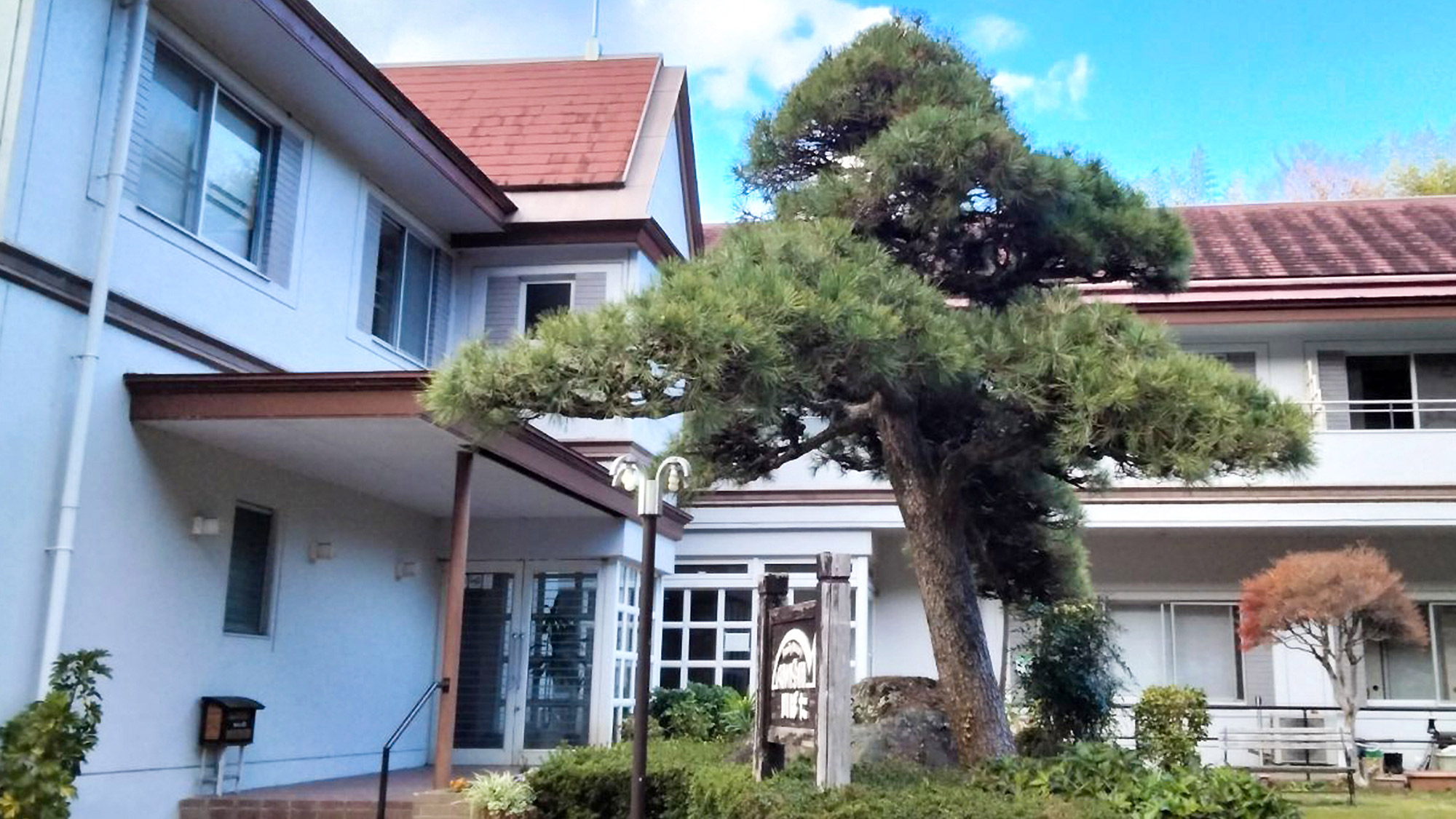 ・【玄関】河津川の渓流沿いに佇む美肌効果が高い温泉自慢の宿です。松の木が目印です