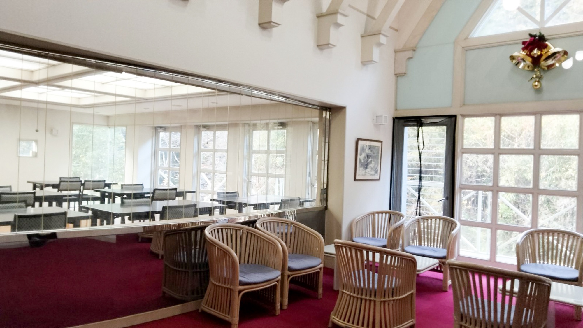 ・【ロビー】広々としたロビーやダイニングからは大きな窓越しに自然を感じるロケーション