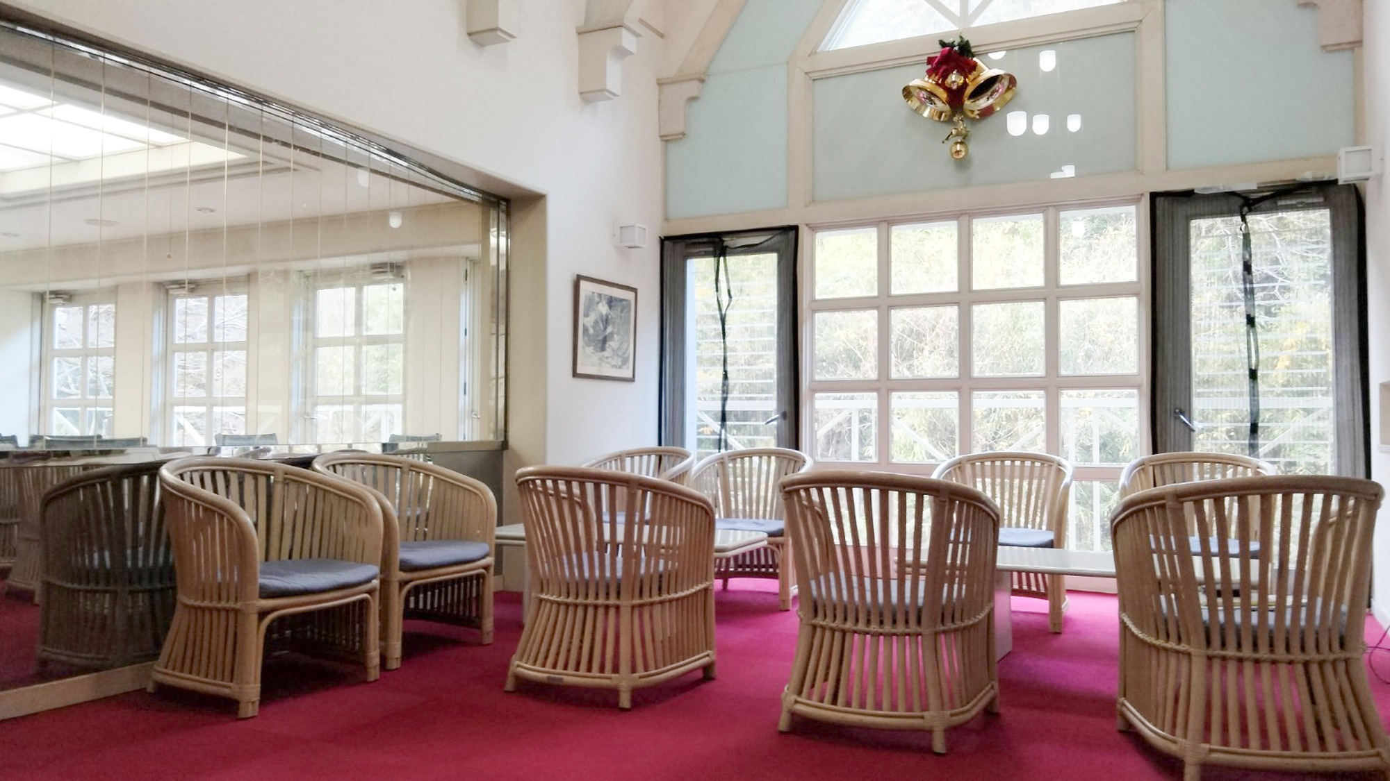 ・【ロビー】明るい日差しが差し込む玄関ホール。旅の合間もゆったりとお寛ぎください