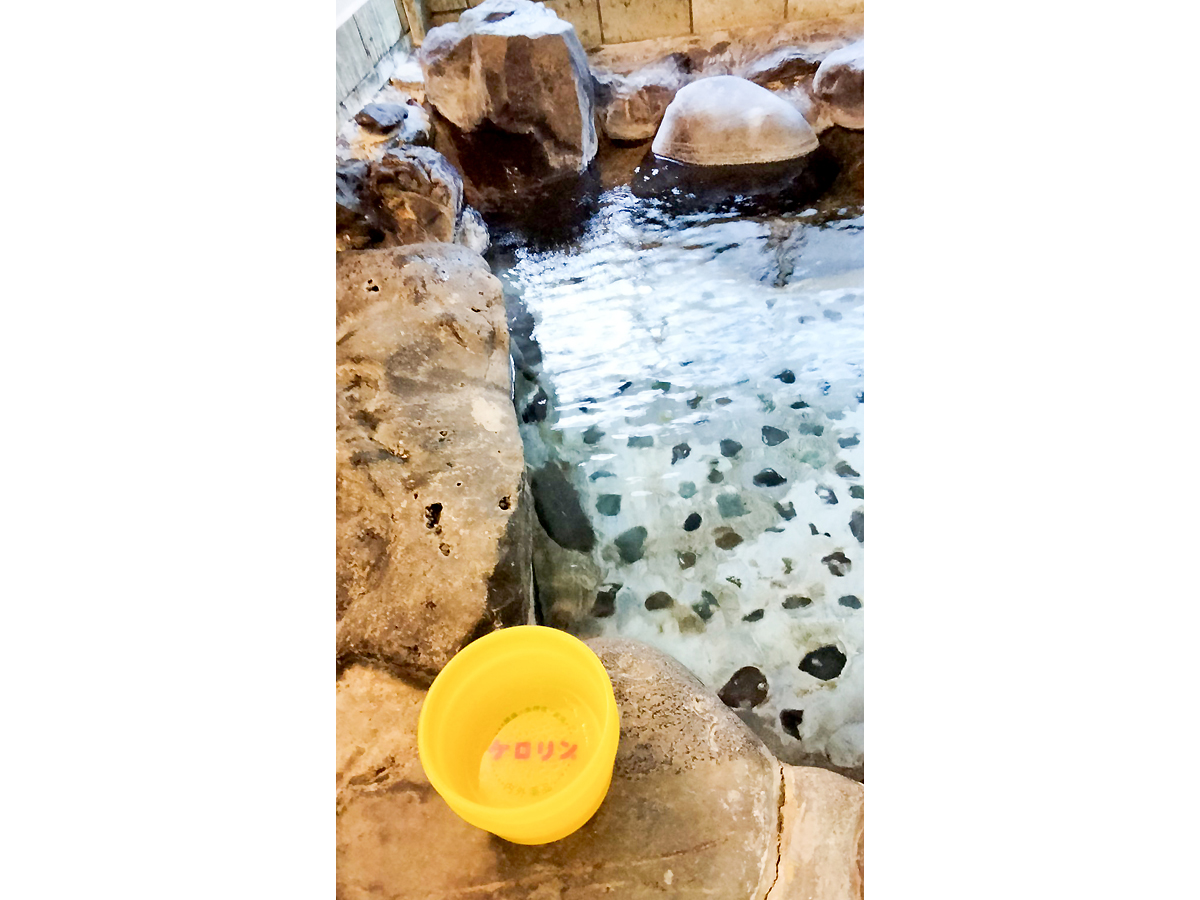 ・【温泉】お肌にやさしいPH9以上の単純泉。岩風呂は自然石を用いて造られております