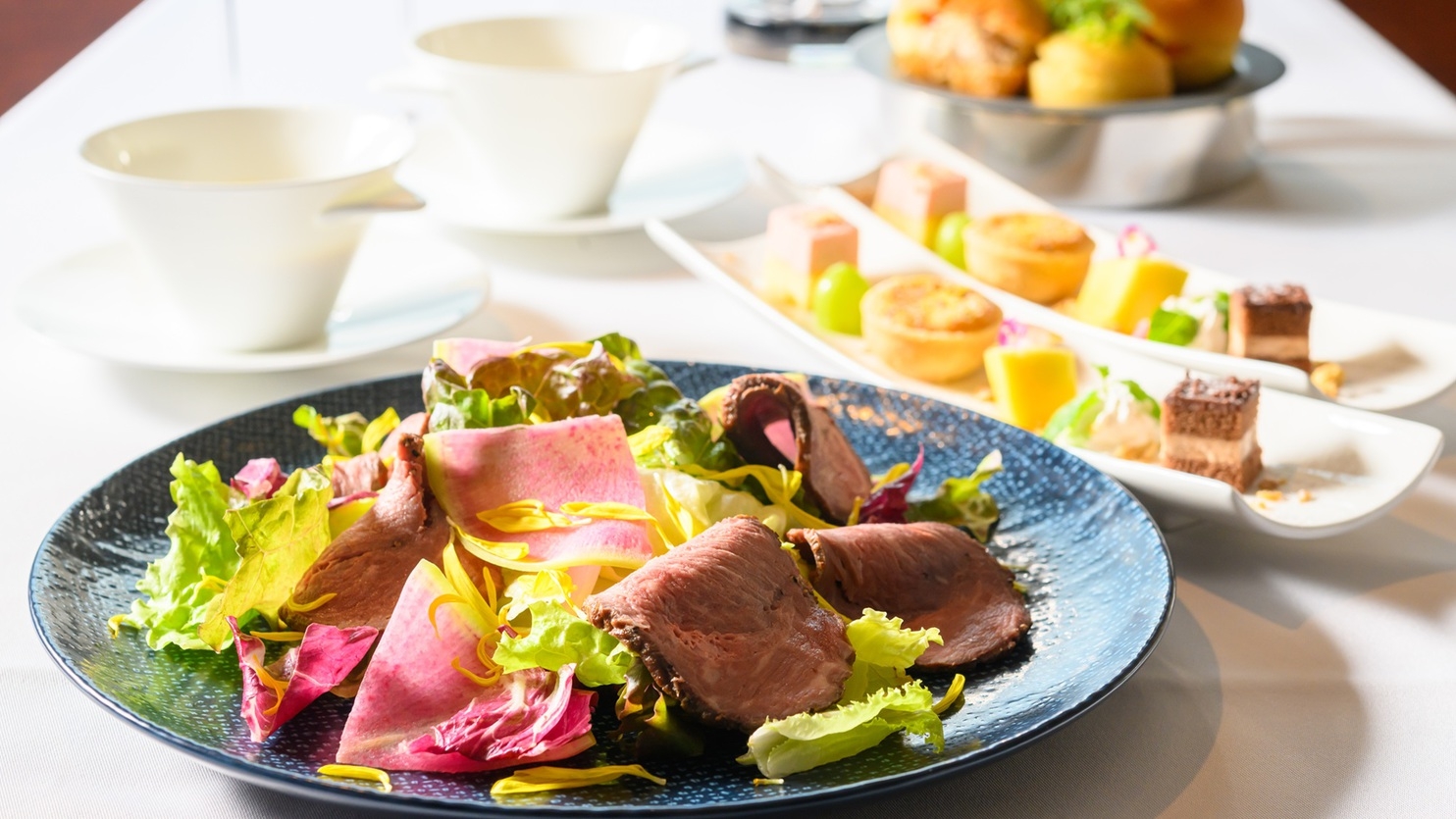 【ハイティーディナー】北海道産食材にこだわった絶景ハイティー／夕食付
