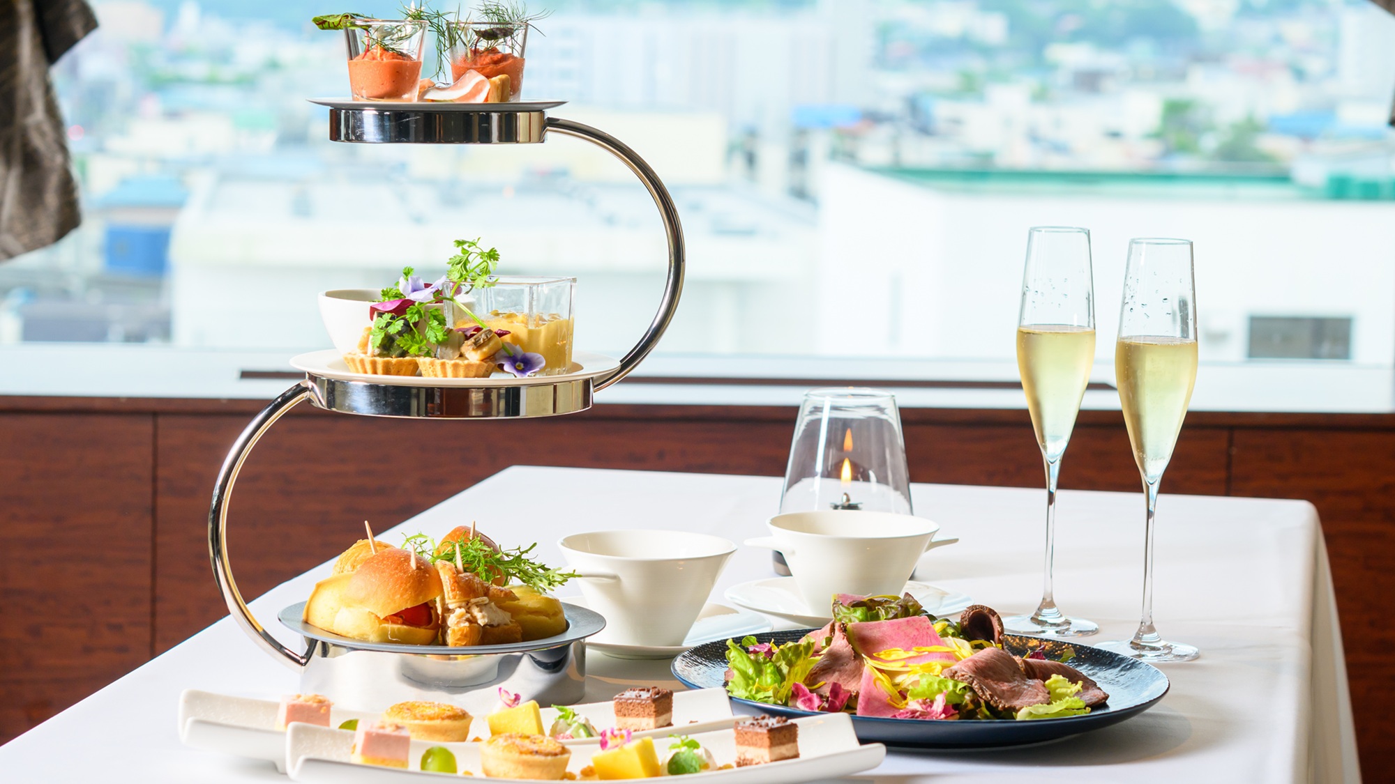 味わうホテルステイ【小樽パノラマビュー・StellarHighTea】トップラウンジ「ポールスター」