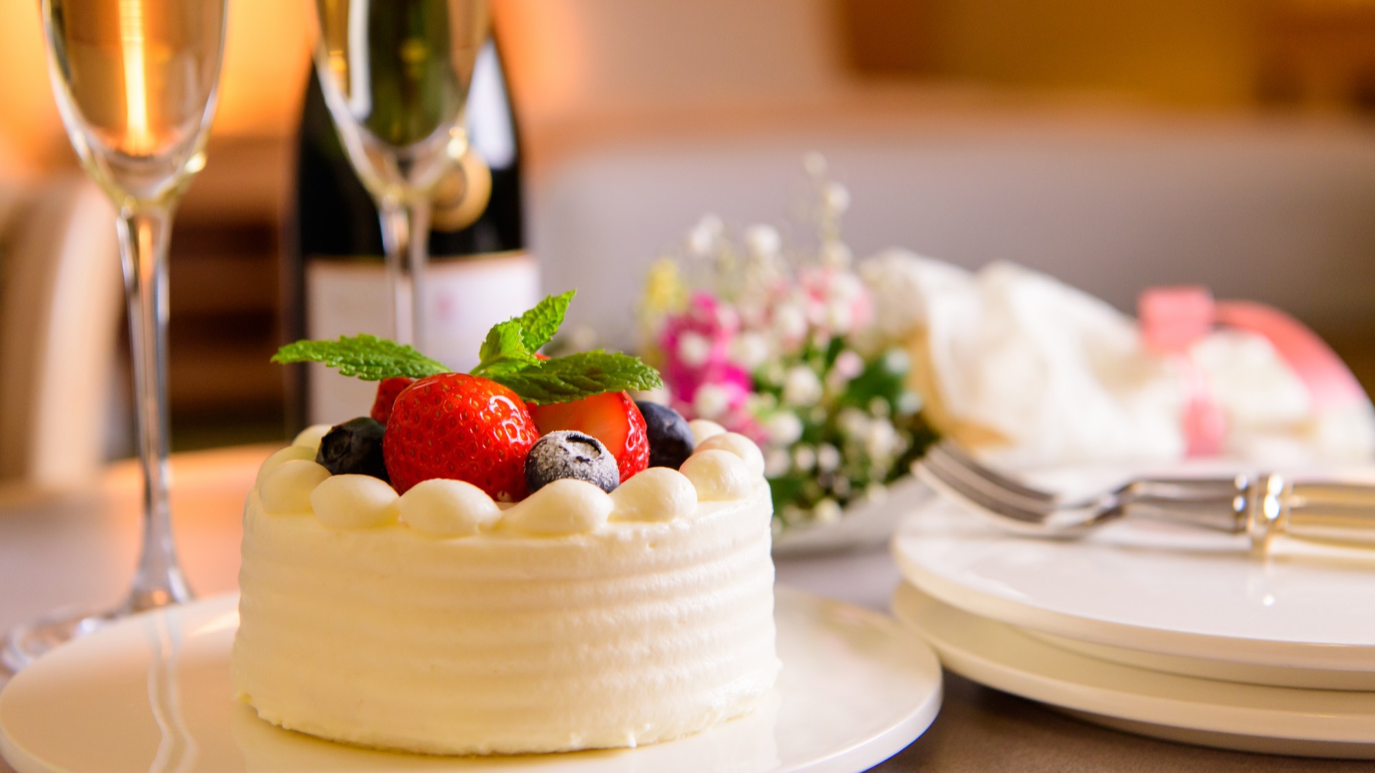 【アニバーサリープラン】記念日ならホテルへおまかせ☆スパークリングとケーキでお祝い♪／朝食付