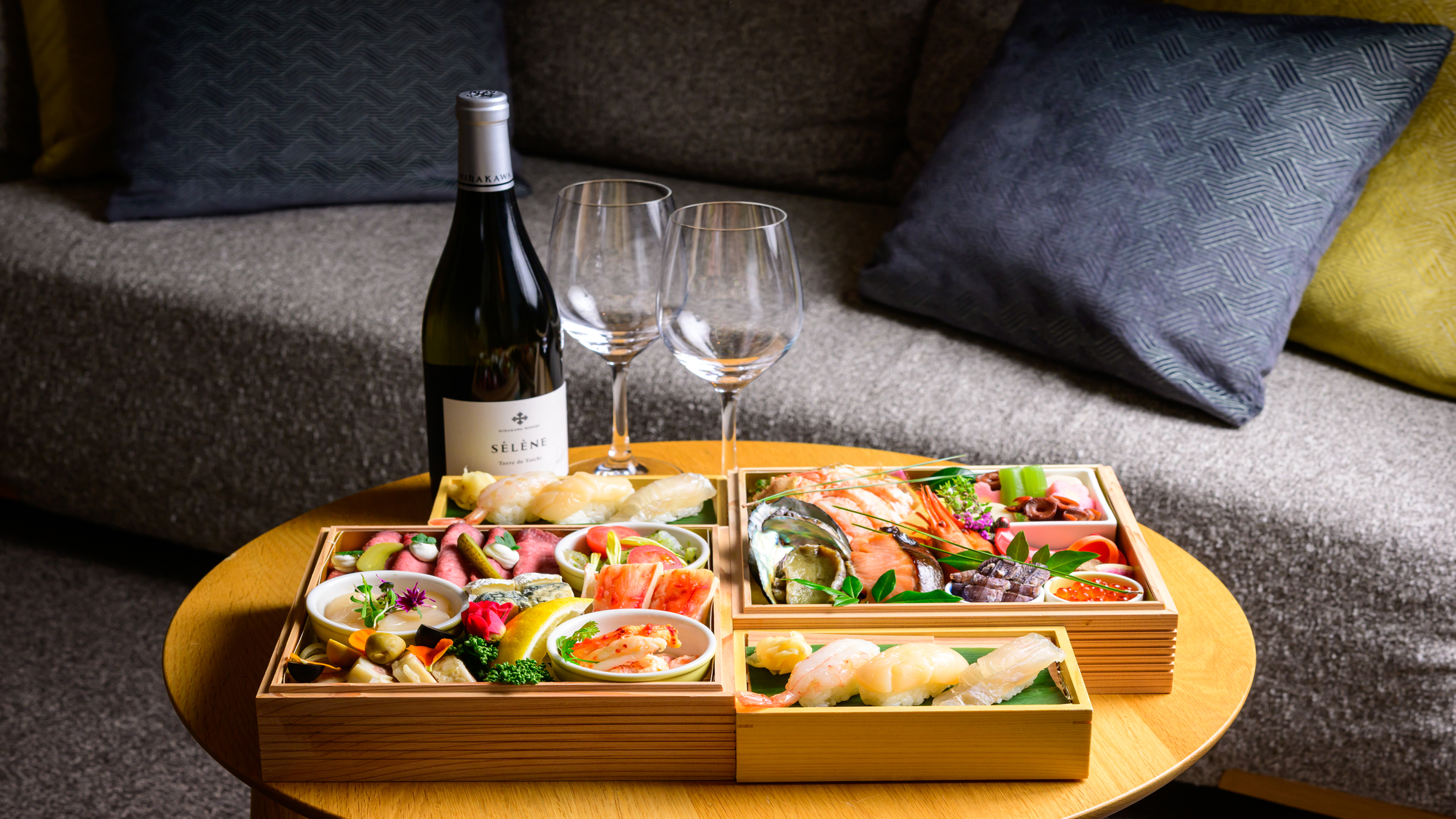 インルームダイニング　北海道三大カニの和洋2段重