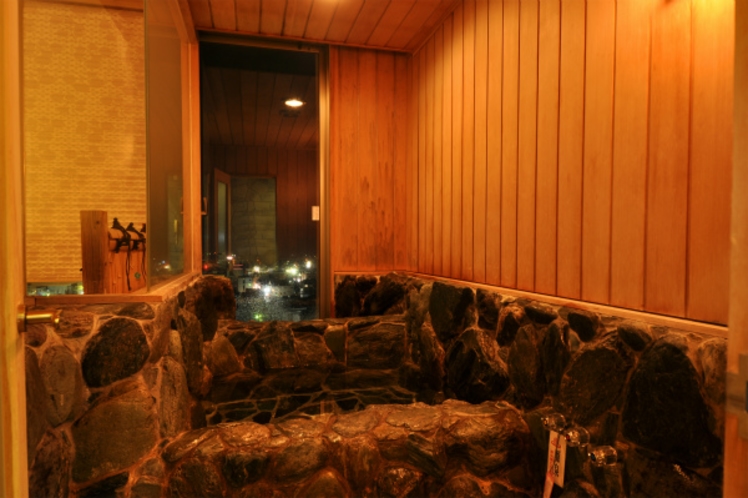 特別室一例　岩風呂「平安」