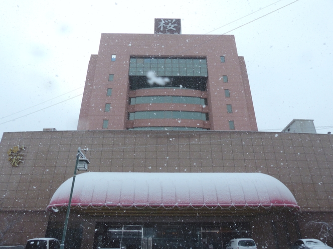 雪景色のホテル桜外観