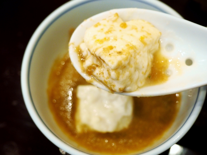 嬉野名物の温泉湯豆腐　特製ごまだれでお召し上がりください。