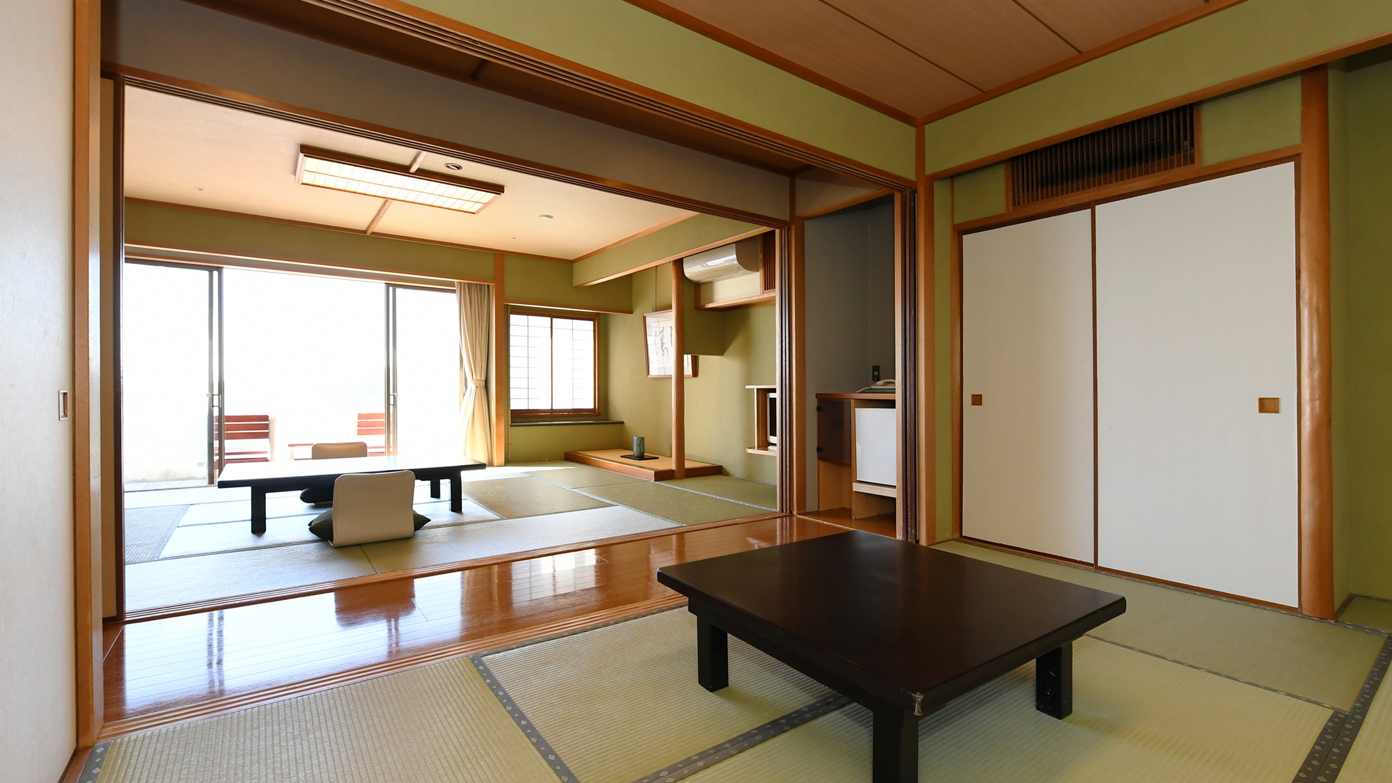 4階10+6畳和室の客室一例