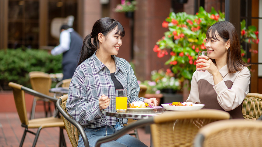 【テラス席】朝の陽ざしを浴びて、心地よい目覚めとともにお食事も楽しめます。