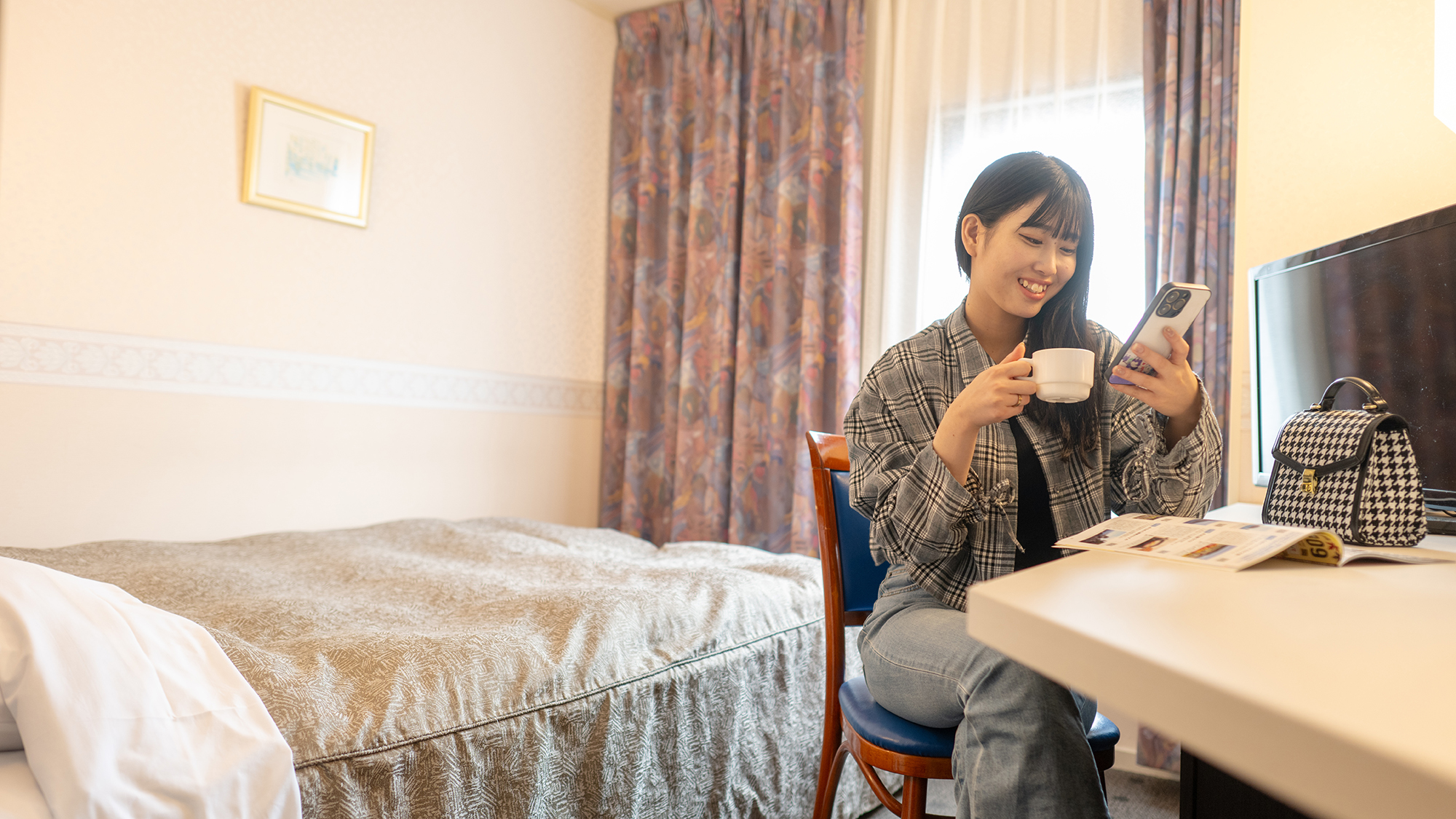 【ご滞在イメージ】室内には広いベッドとデスクを完備。ビジネスにも観光にもおススメ♪