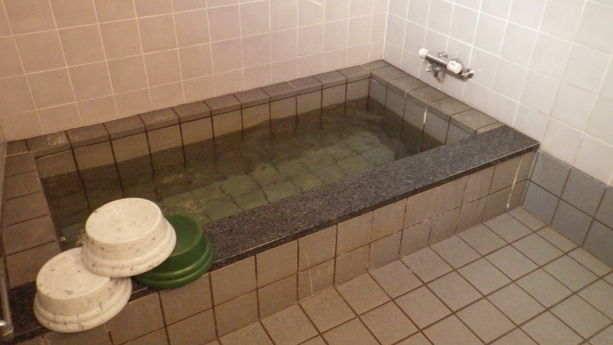 *麦飯石のお風呂:疲労回復効果のある麦飯石のミネラル温泉（人工）で湯ったり。