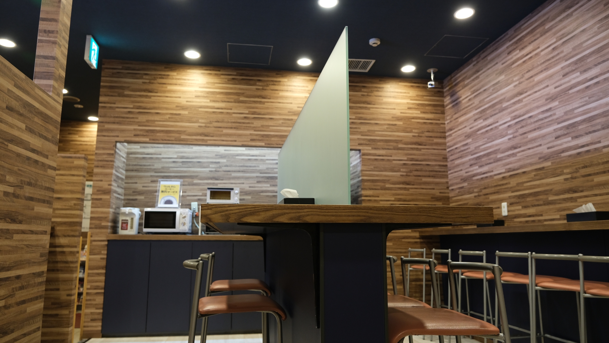 無料軽朝食はロビー横のカフェテリアにてご用意。ささやかではございますが、お気軽にご利用くださいませ