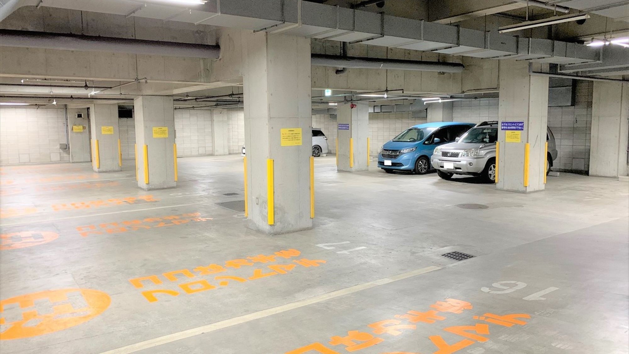【駐車場】50台駐車可能な無料駐車場を完備しております。（普通車無料／2t車以上は要事前予約・有料）