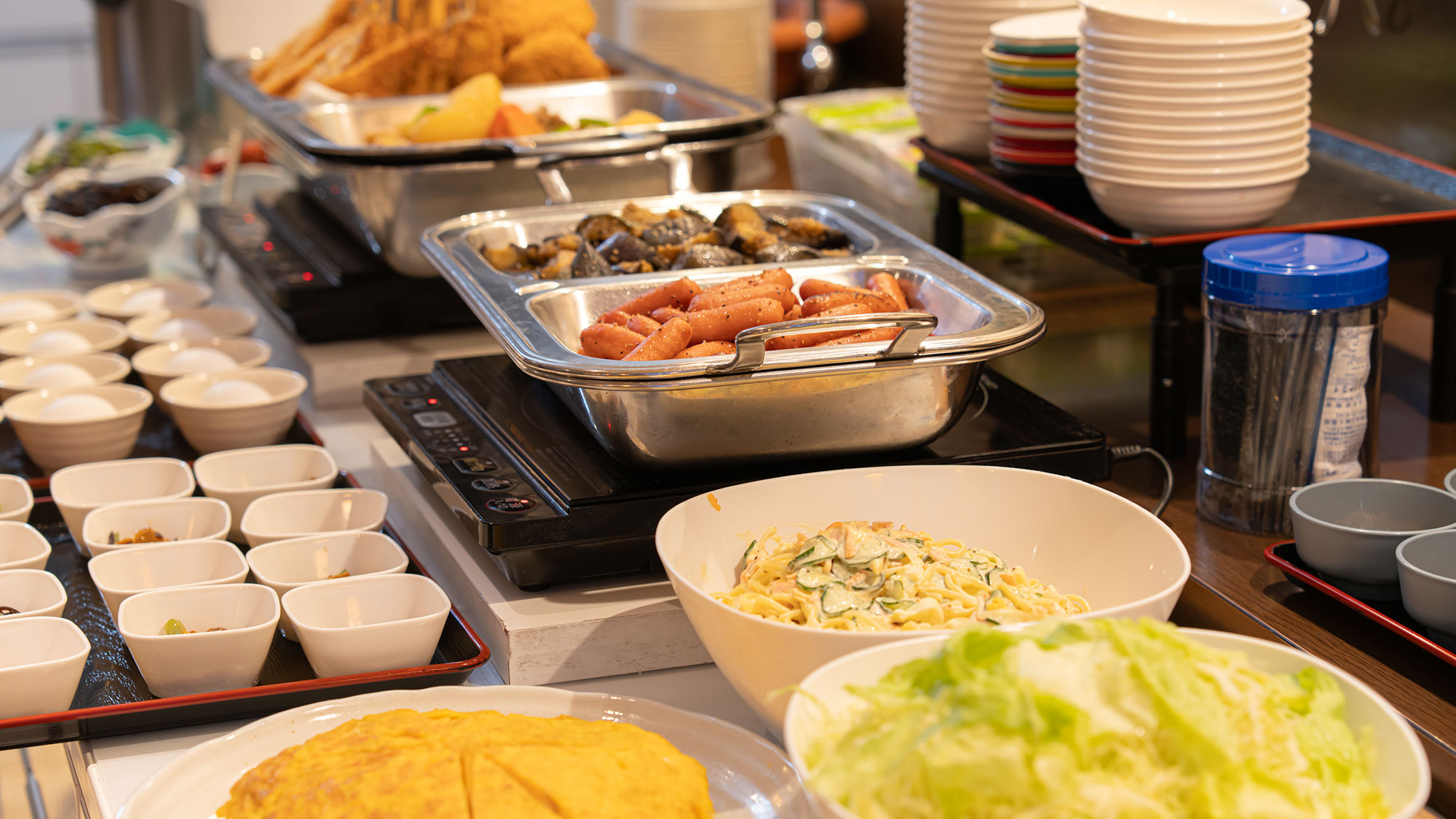 【朝食一例】定番メニューから小鉢料理まで楽しめる朝食バイキング。