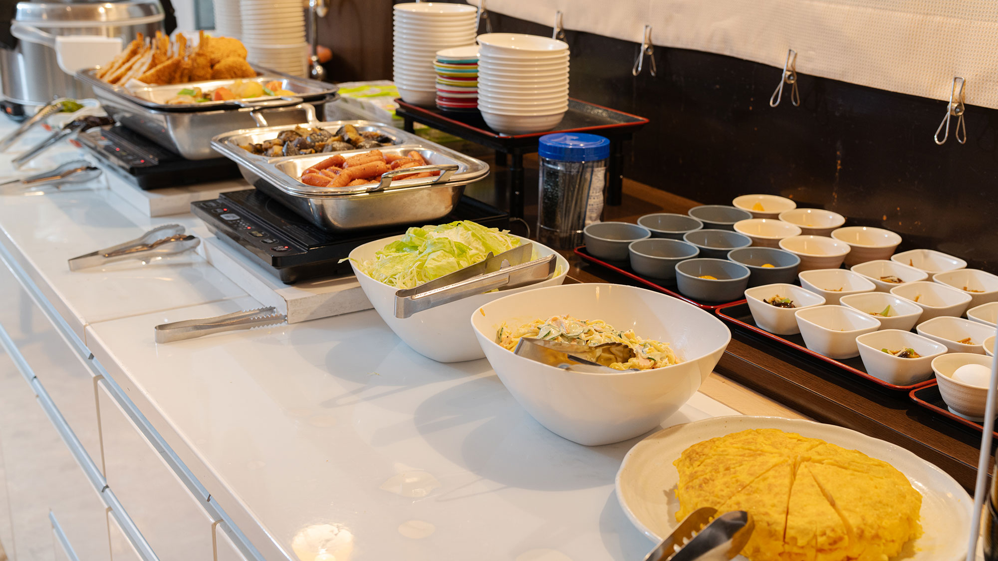 【朝食一例】和洋メニューを取り揃えた、彩り豊かな朝食バイキング。