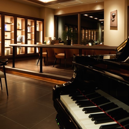 【オホーツクラウンジ】ピアノの音色がチエックインのお客様をお迎えいたします。