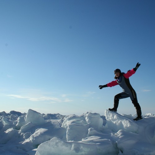 【観光】流氷ウォークは人気の冬のアクティビティです。