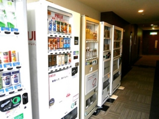 １F自動販売機コーナーではアルコール・ジュースを販売しています