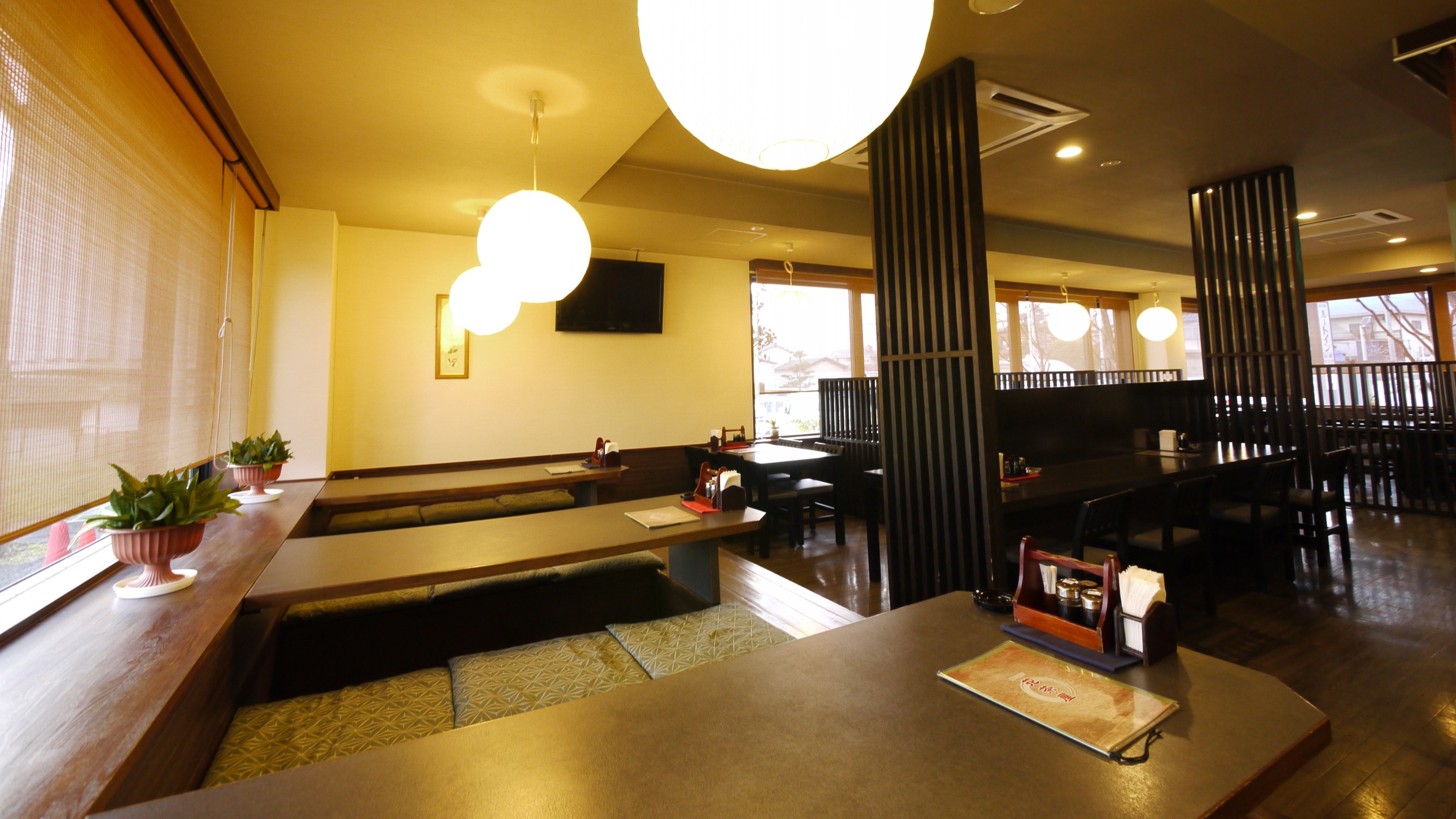 夕食レストラン『花茶屋』　営業時間：１８時〜２１時半ラストオーダー