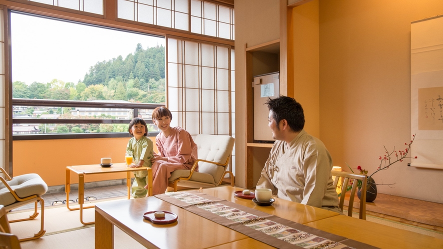 たっぷり観光したあとは、お部屋でゆっくりとしたくつろぎを。あたたかい家族の時間が流れます。