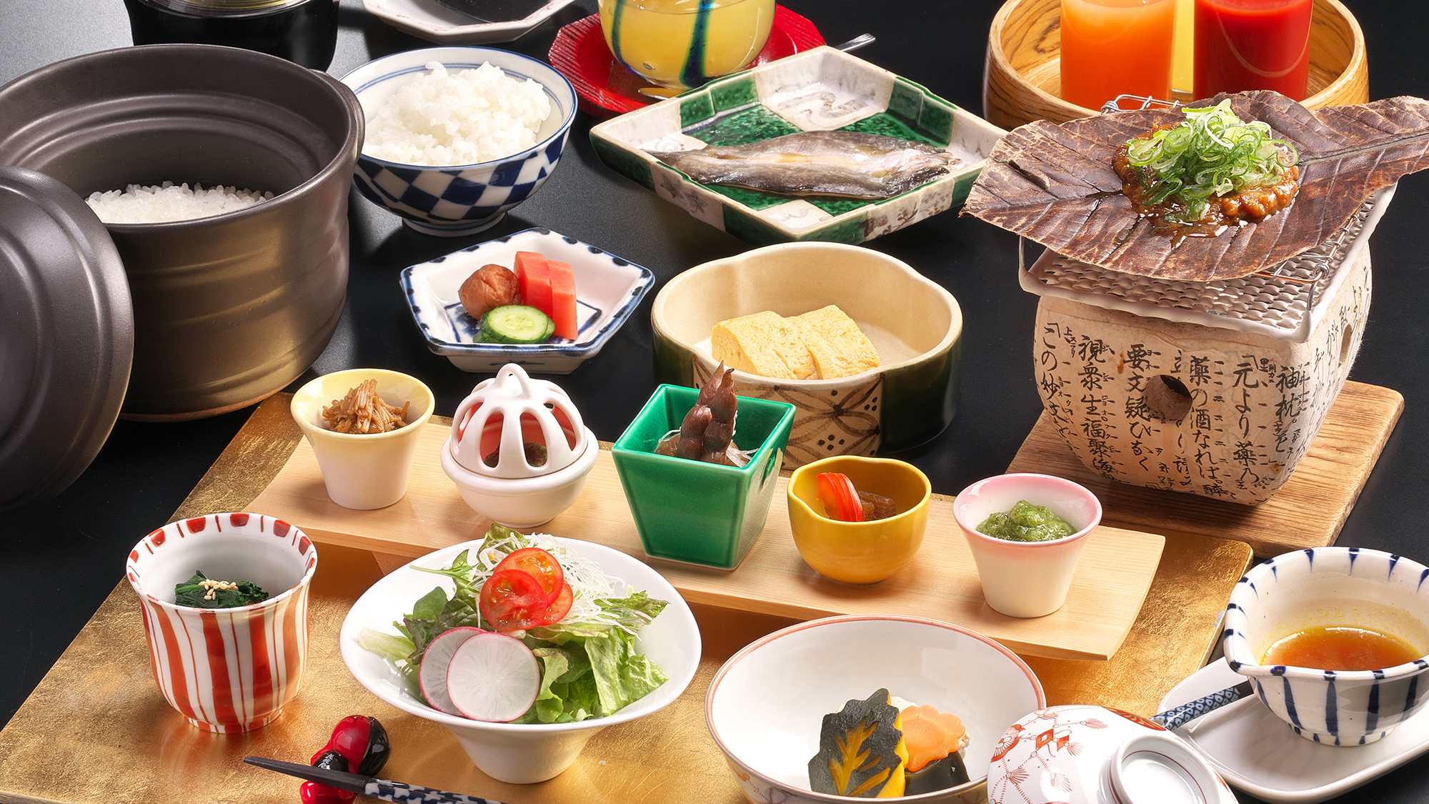 【ご朝食：和定食】どれから食べるか迷うほどの豊富なおかずたち。郷土料理「朴葉みそ」もごはんが進みます