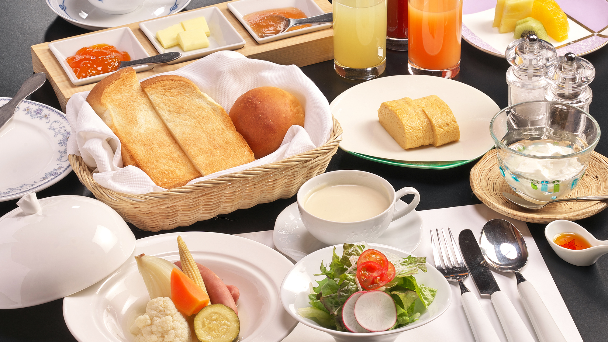 【ご朝食：洋定食】ポトフやパンに新鮮サラダ、自慢のだし巻きもございます