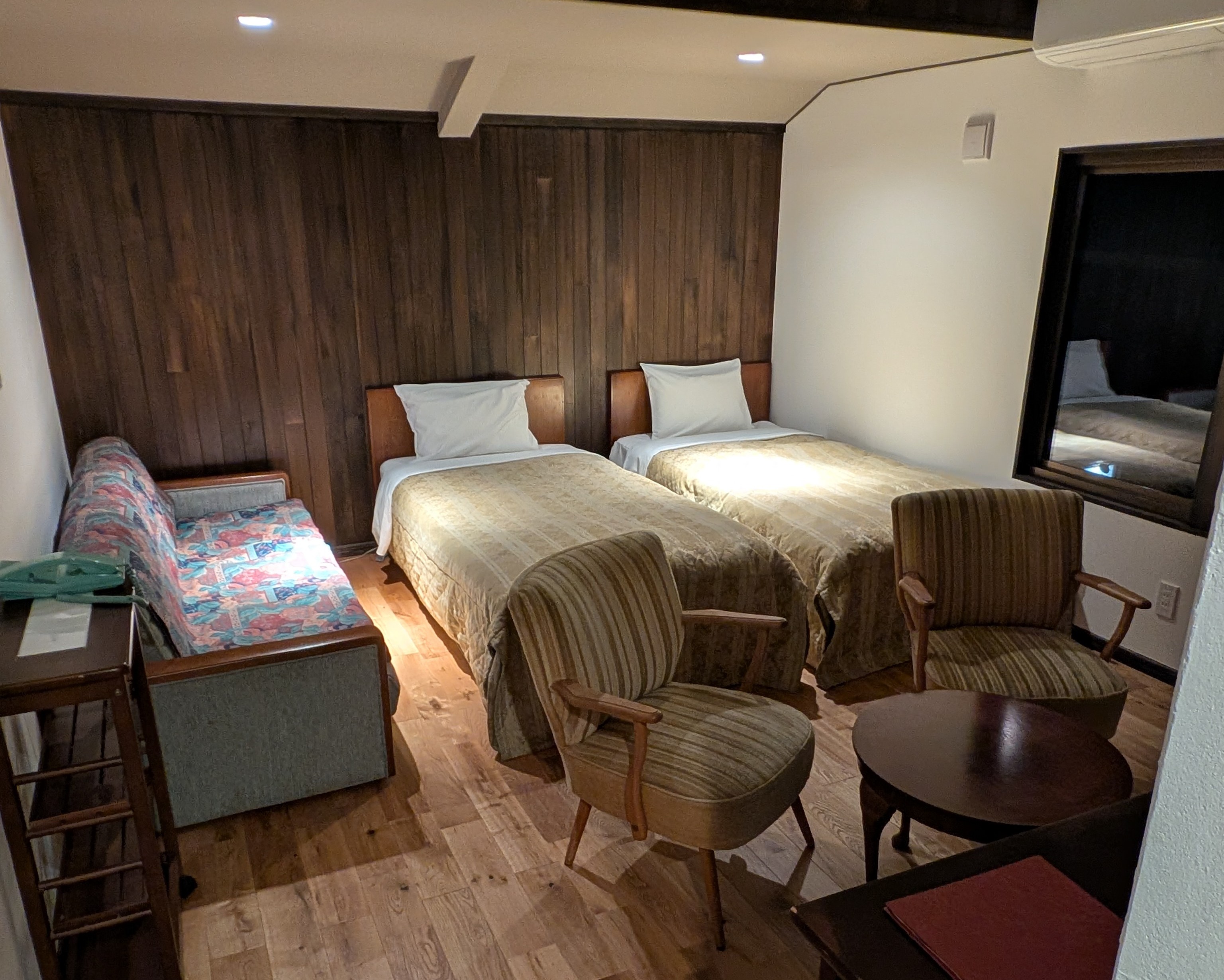 木と漆喰のキャビン：