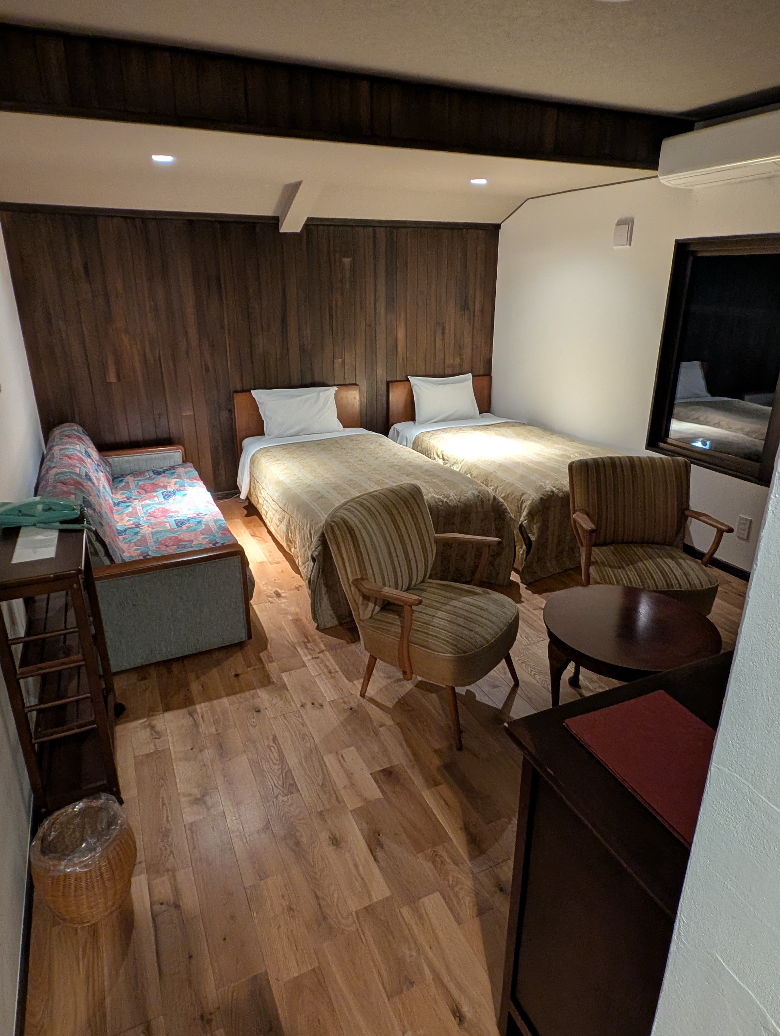 木と漆喰のキャビン　