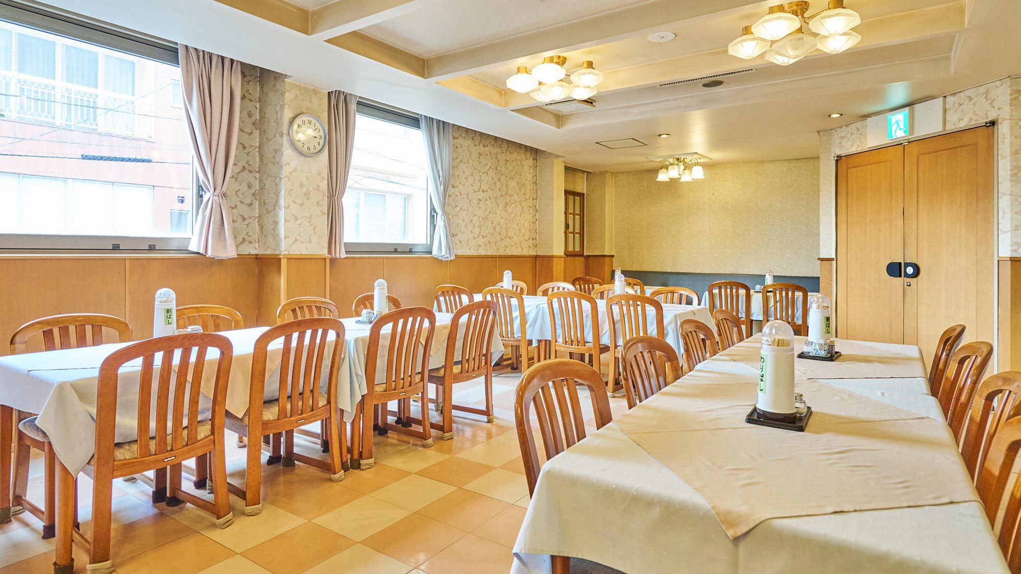 ・【朝食会場】広々としたダイニングルームで、福井県産コシヒカリの和朝食をご堪能ください