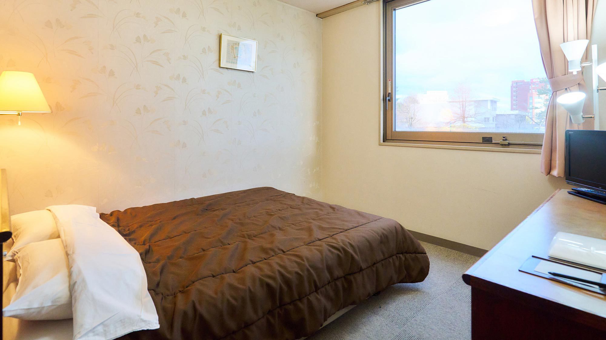 ・【福井城址側】ダブル（14平米）／開放感のあるお部屋でゆったりとおくつろぎください。