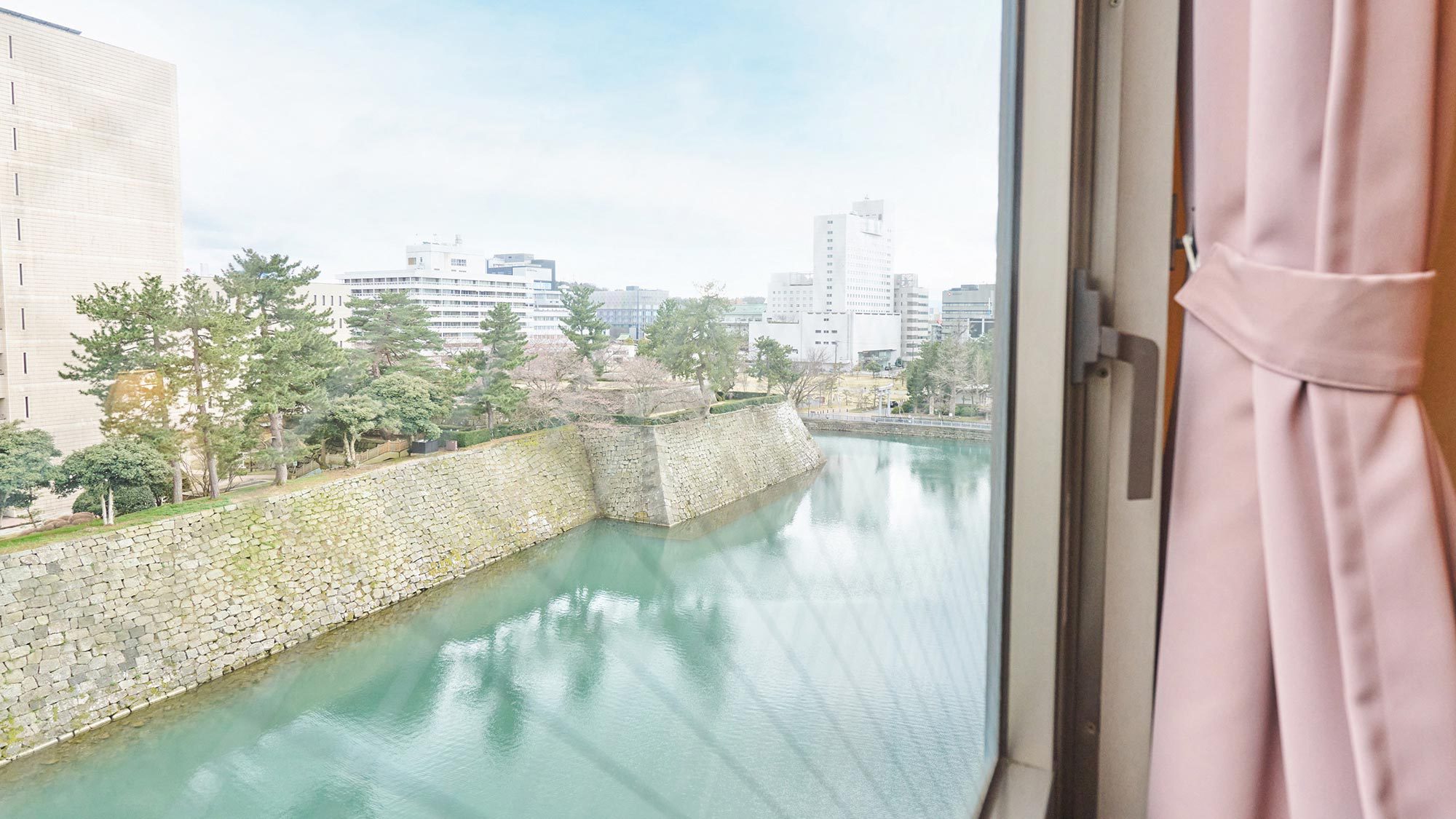 ・【福井城址側】デラックスツイン（24平米）／窓から見える穏やかなお堀の景色