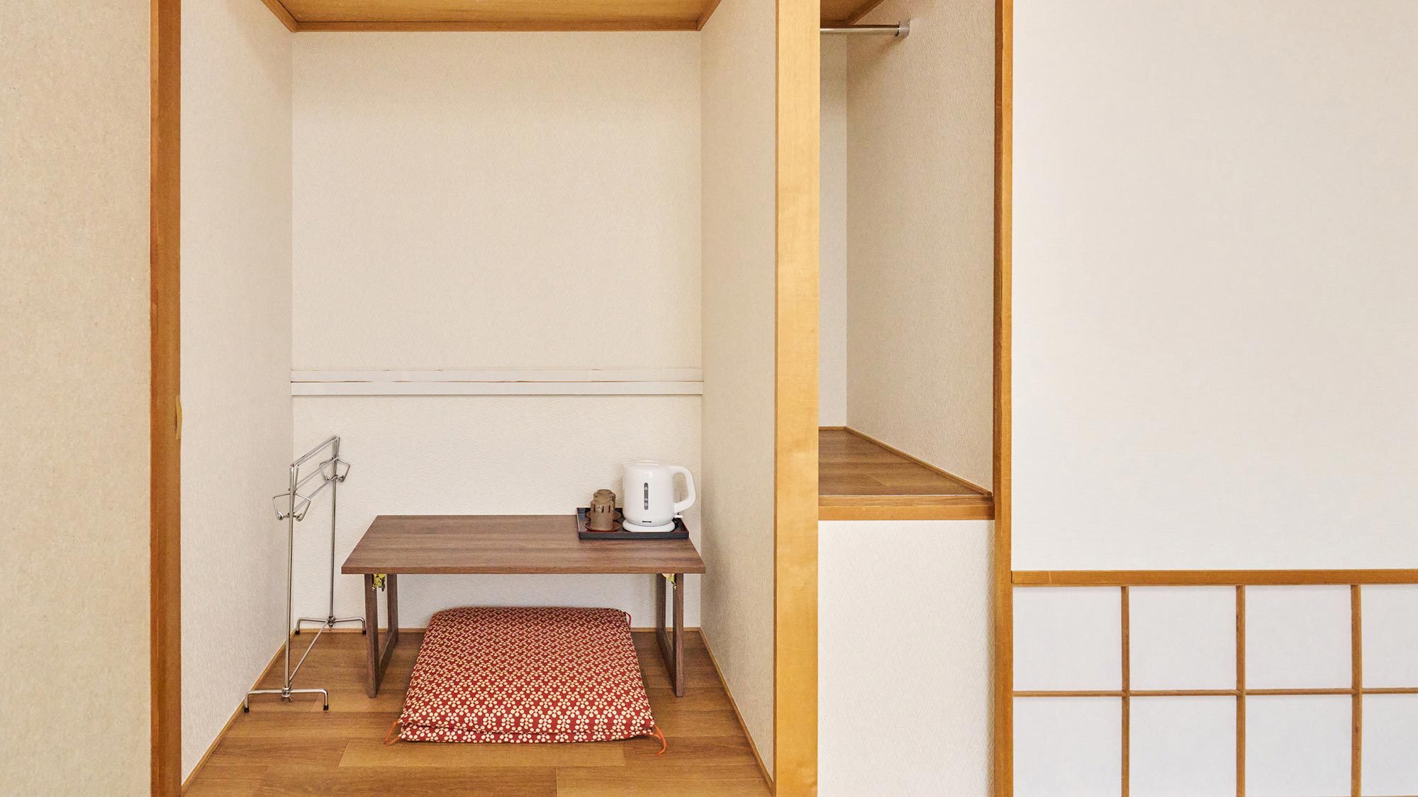 ・【福井城址側】和室6畳／お食事の際や作業にも便利なミニテーブル
