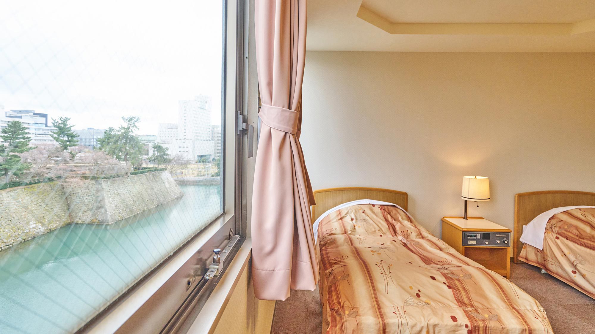 ・【福井城址側】ツイン（21平米）／窓のすぐ外にお堀があり眺望をお楽しみいただけます