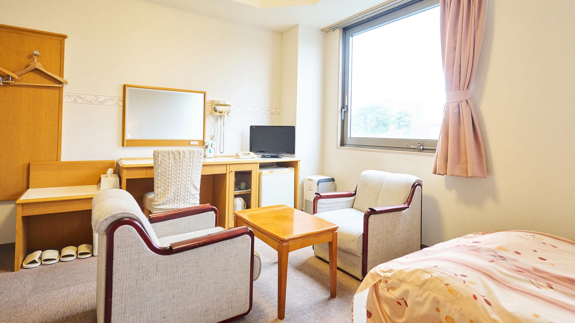 ・【福井城址側】ツイン（21平米）／軽食などに便利なテーブル＆ソファ