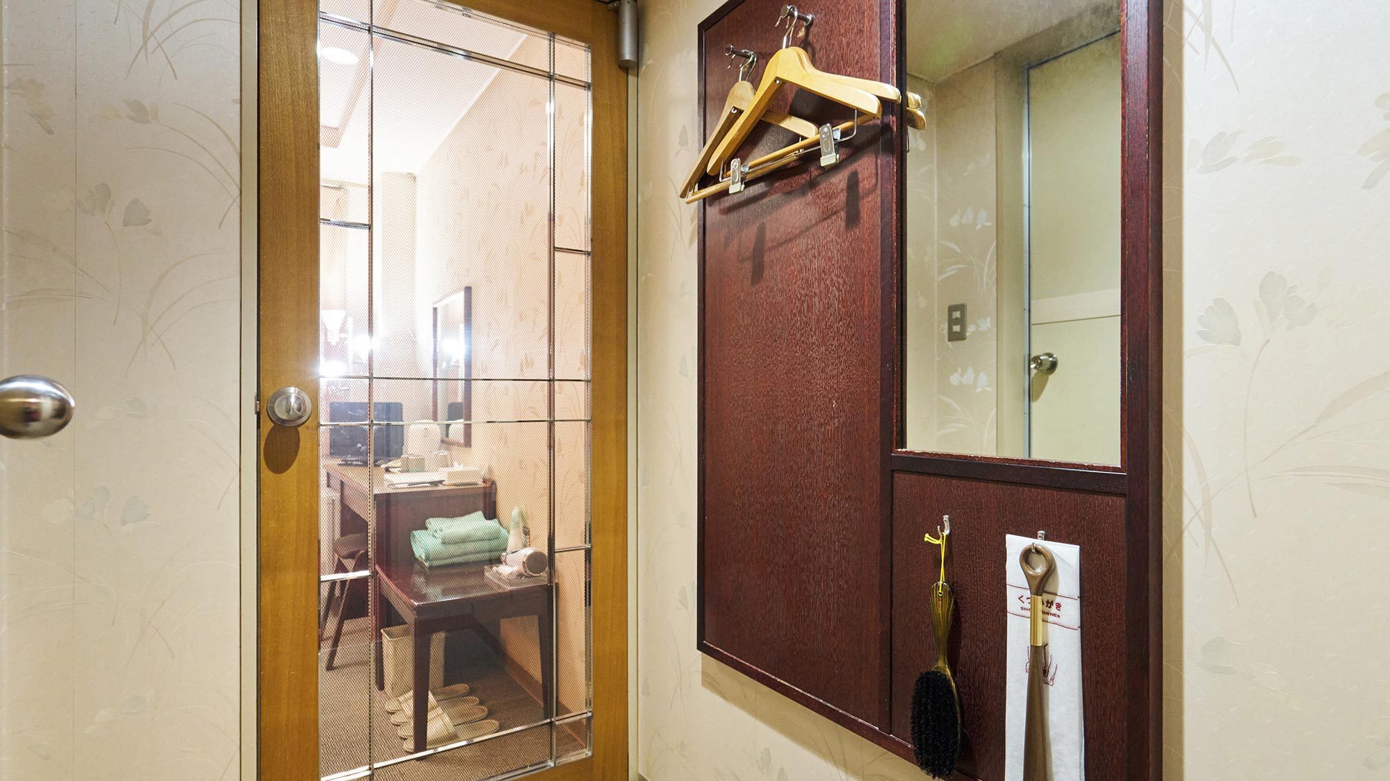 ・【福井城址側】ダブル（14平米）／扉を開けてすぐに鏡がございます。