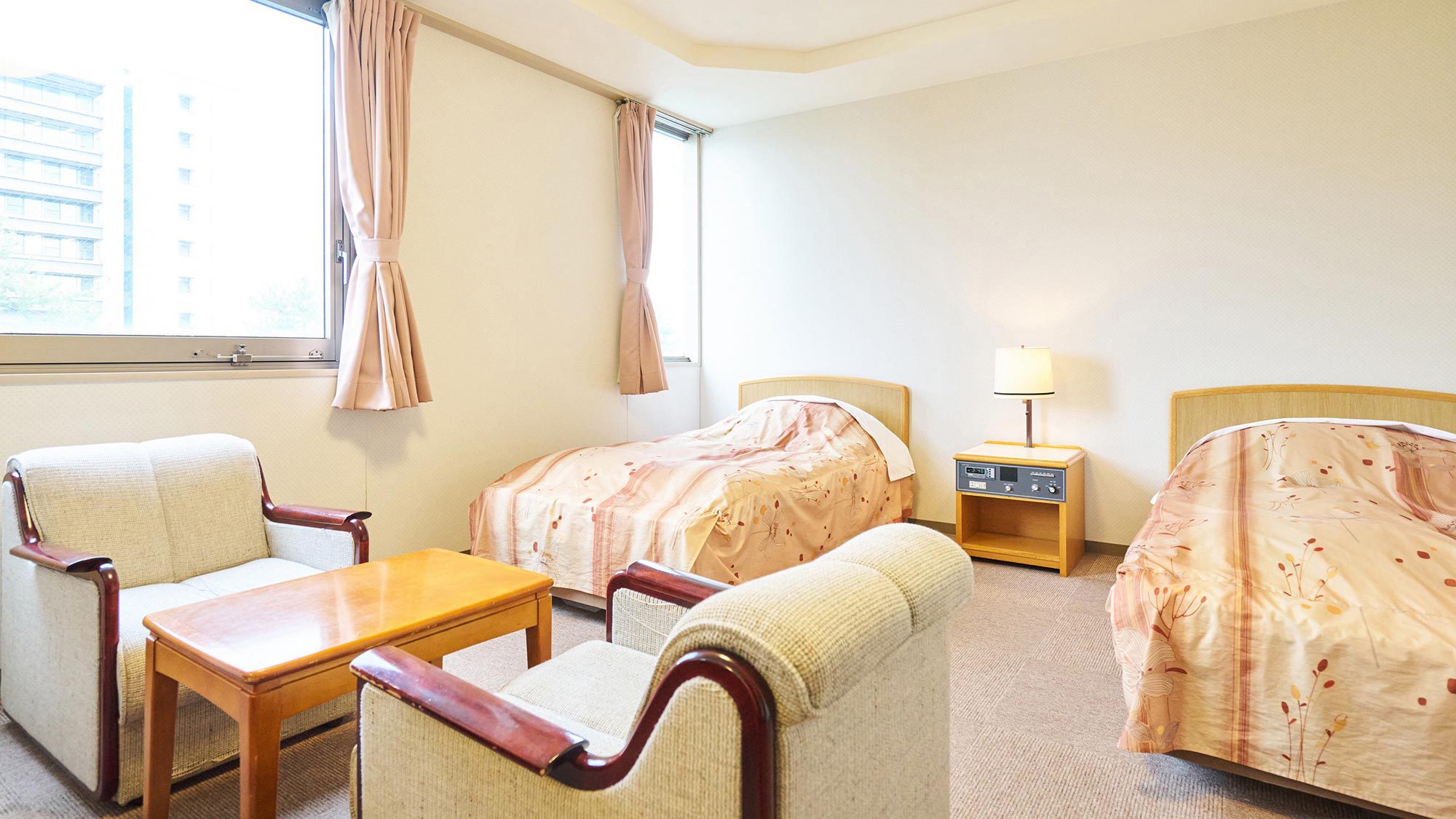 ・【福井城址側】ツイン（21平米）／大きな窓が嬉しい明るいお部屋