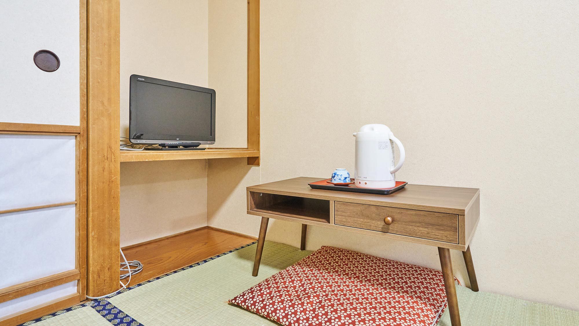 ・和室6畳（バス無し）／お食事やちょっとした作業に便利なミニテーブル