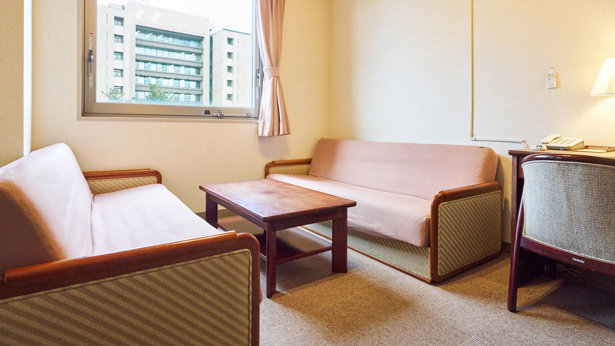 ・【福井城址側】デラックスツイン（24平米）／ゆったりとしたテーブル＆ソファ