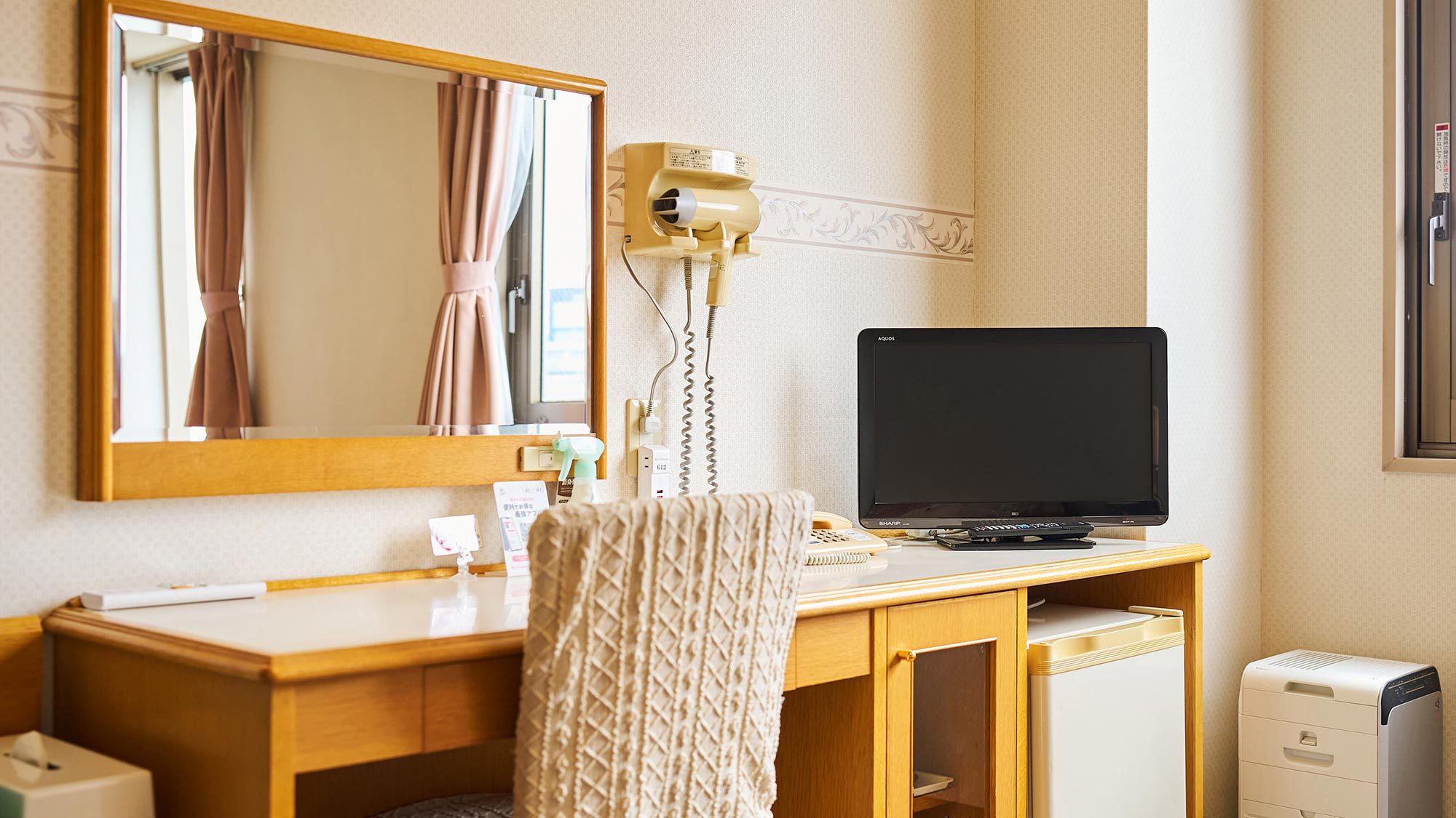 ・【福井城址側】ツイン（21平米）／朝の支度やちょっとした作業に便利なデスク