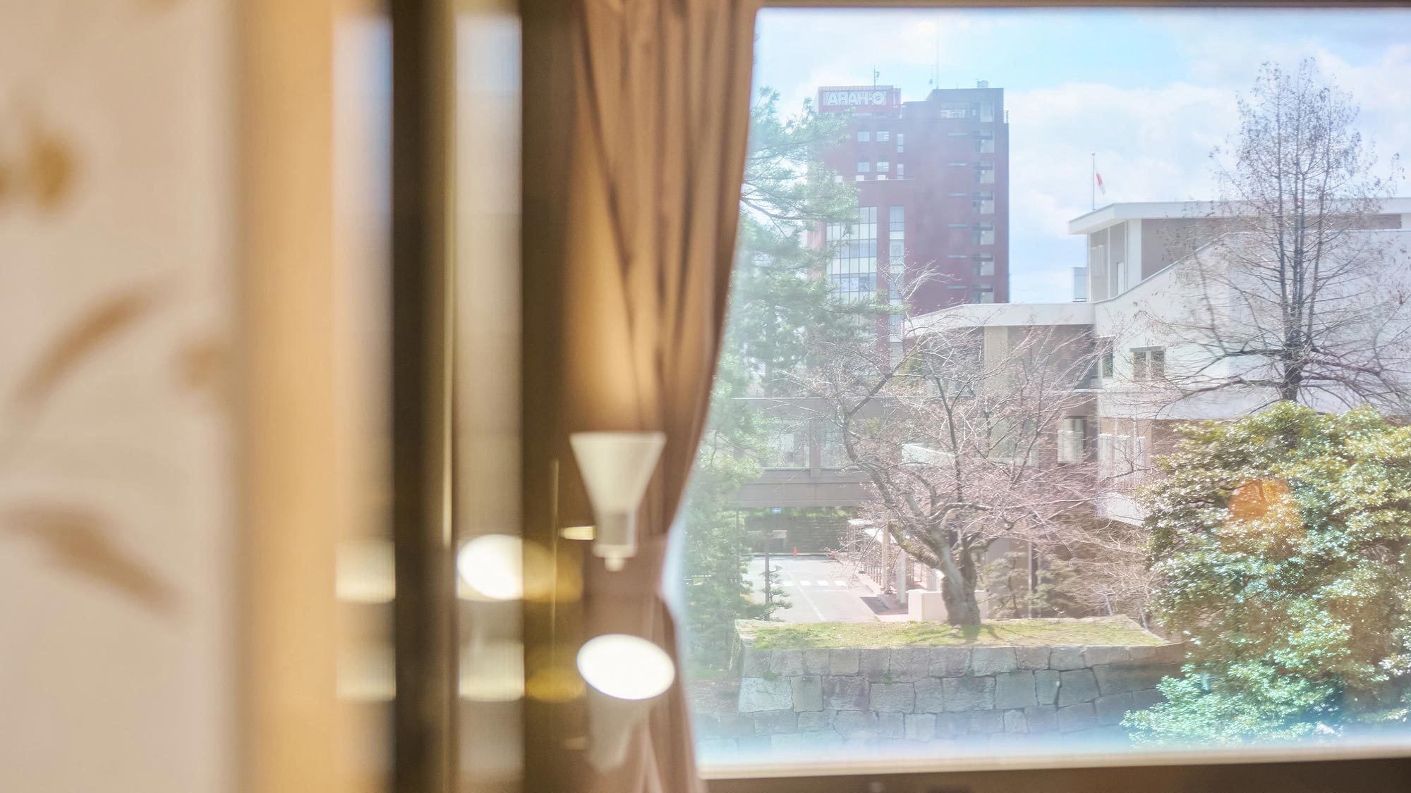 ・【福井城址側】ダブル（14平米）／大きな窓が嬉しい明るいお部屋