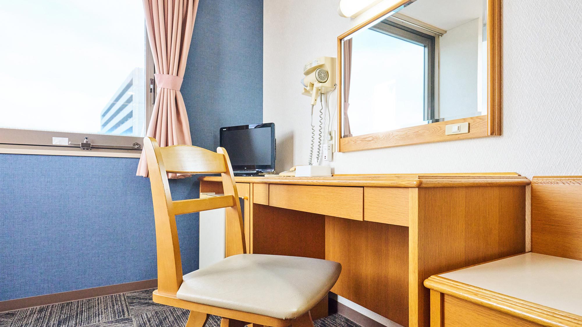 ・シングル（14平米）／ちょっとした作業にぴったりなデスクがございます。