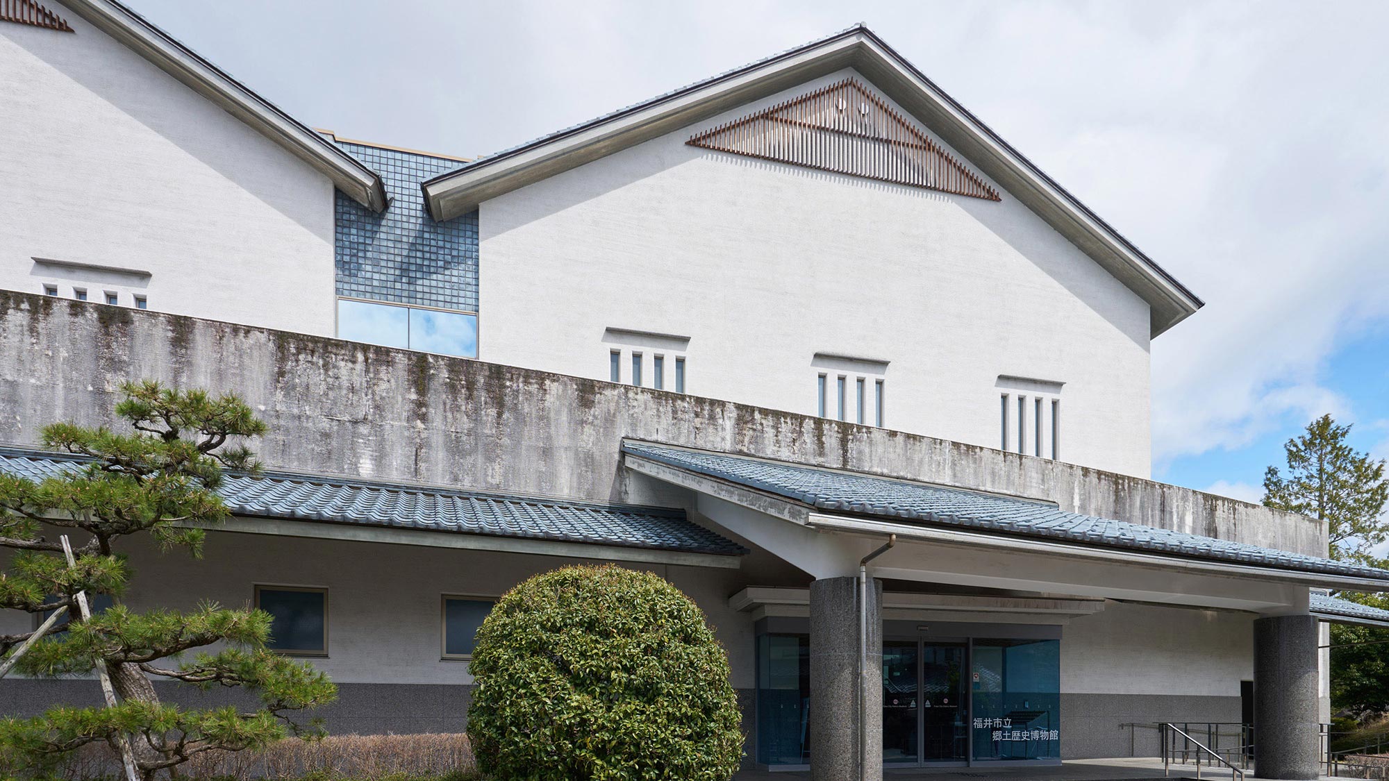 ・【周辺】緑に囲まれた入口が歴史を感じさせる郷土歴史博物館です