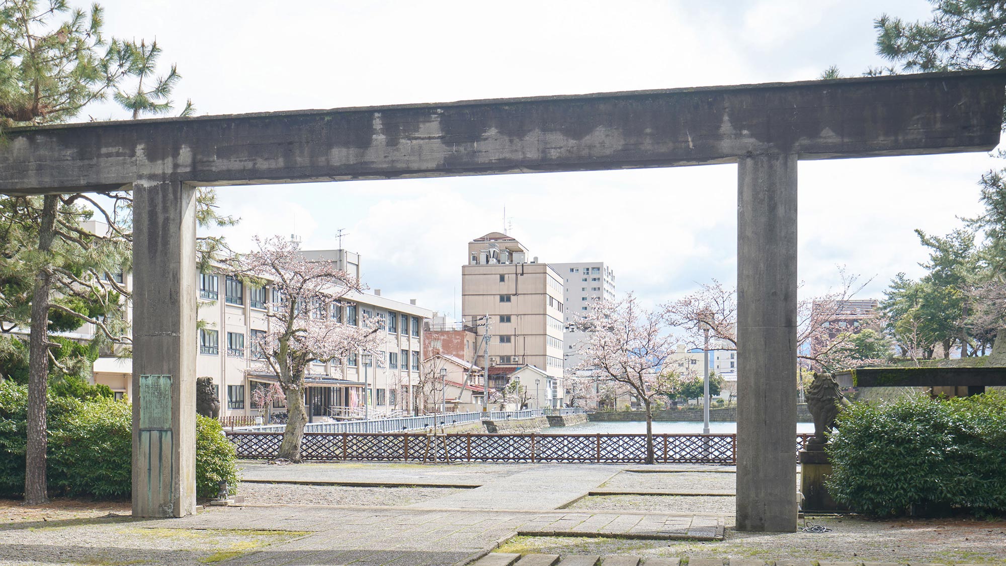 ・【周辺】歴史ある福井神社の鳥居が、旅のスタートを優しく彩ります